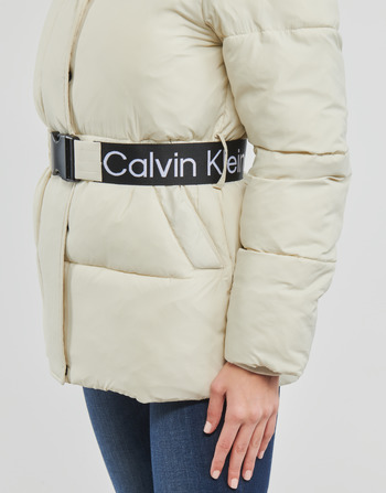Calvin Klein Jeans LOGO BELT WAISTED SHORT PUFFER Kremno bela