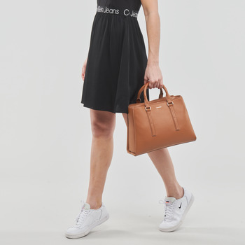 Calvin Klein Jeans CK ELEVATED TOTE MD Rjava