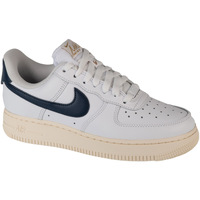 Čevlji  Ženske Nizke superge Nike W Air Force 1 07 EasyOn Bela