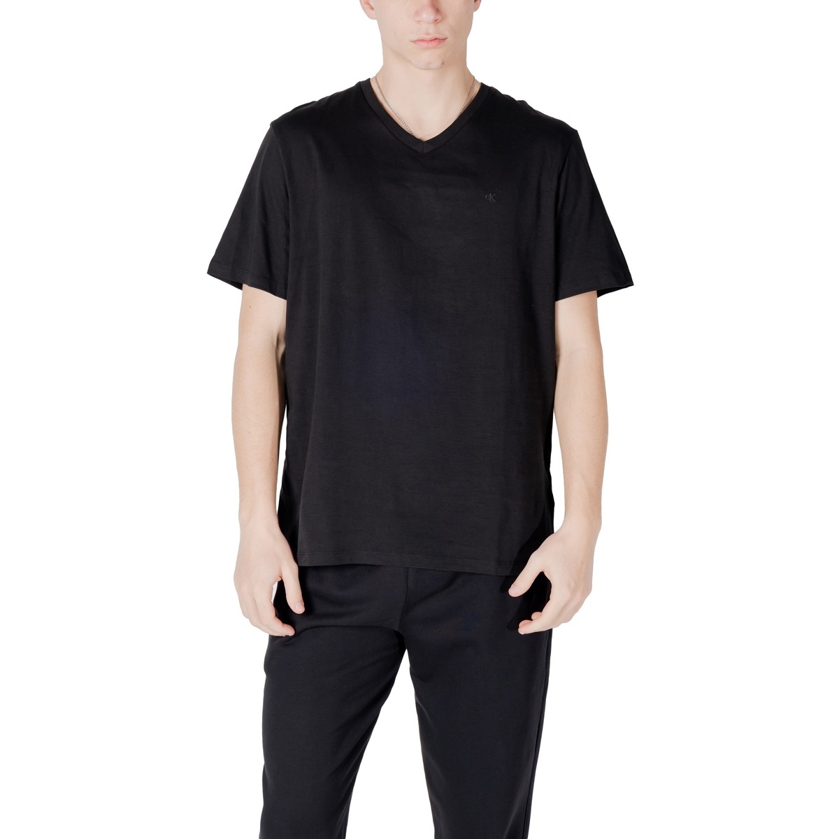 Oblačila Moški Polo majice dolgi rokavi Calvin Klein Jeans SS SMOOTH CTTN SOLID VNECK TEE LV040HM298 Črna